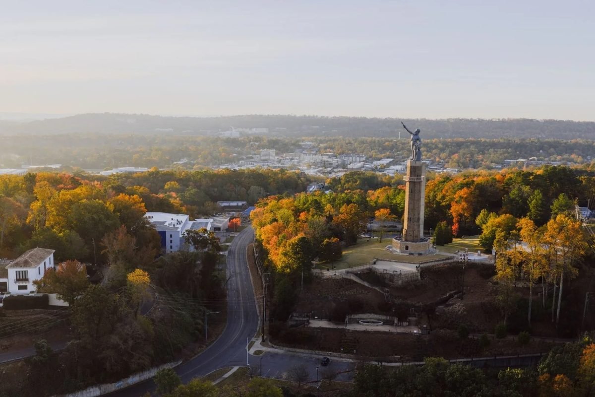 Vulcan Park y su estatua sobre Birmingham, rodeados de colores de otoño al atardecer
