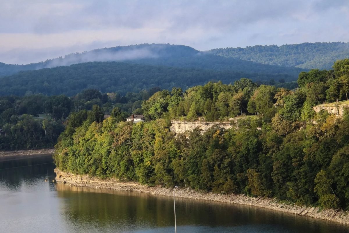 Acantilados cubiertos de árboles sobre un lago tranquilo en los Ozarks de Arkansas