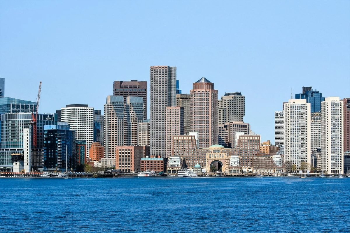 El horizonte de Boston al otro lado del puerto en un día despejado