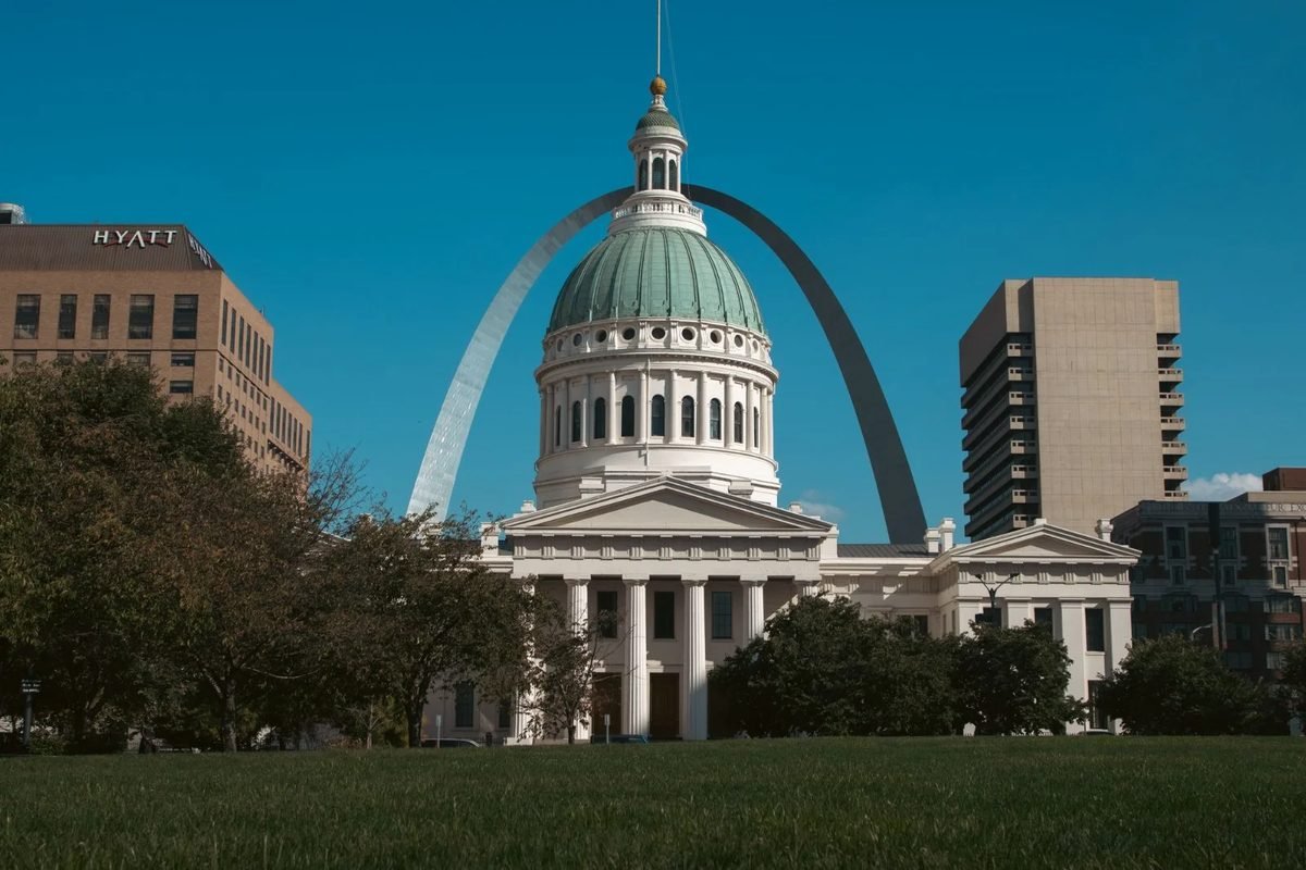 El Gateway Arch detrás del Old Courthouse en el centro de San Luis