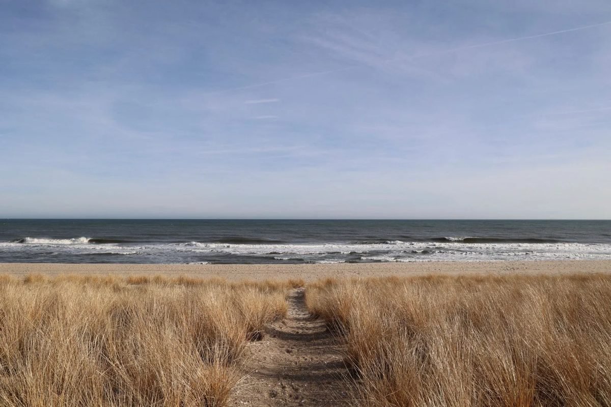 Un camino de arena entre las dunas hacia el mar en Mantoloking, en la costa de Nueva Jersey