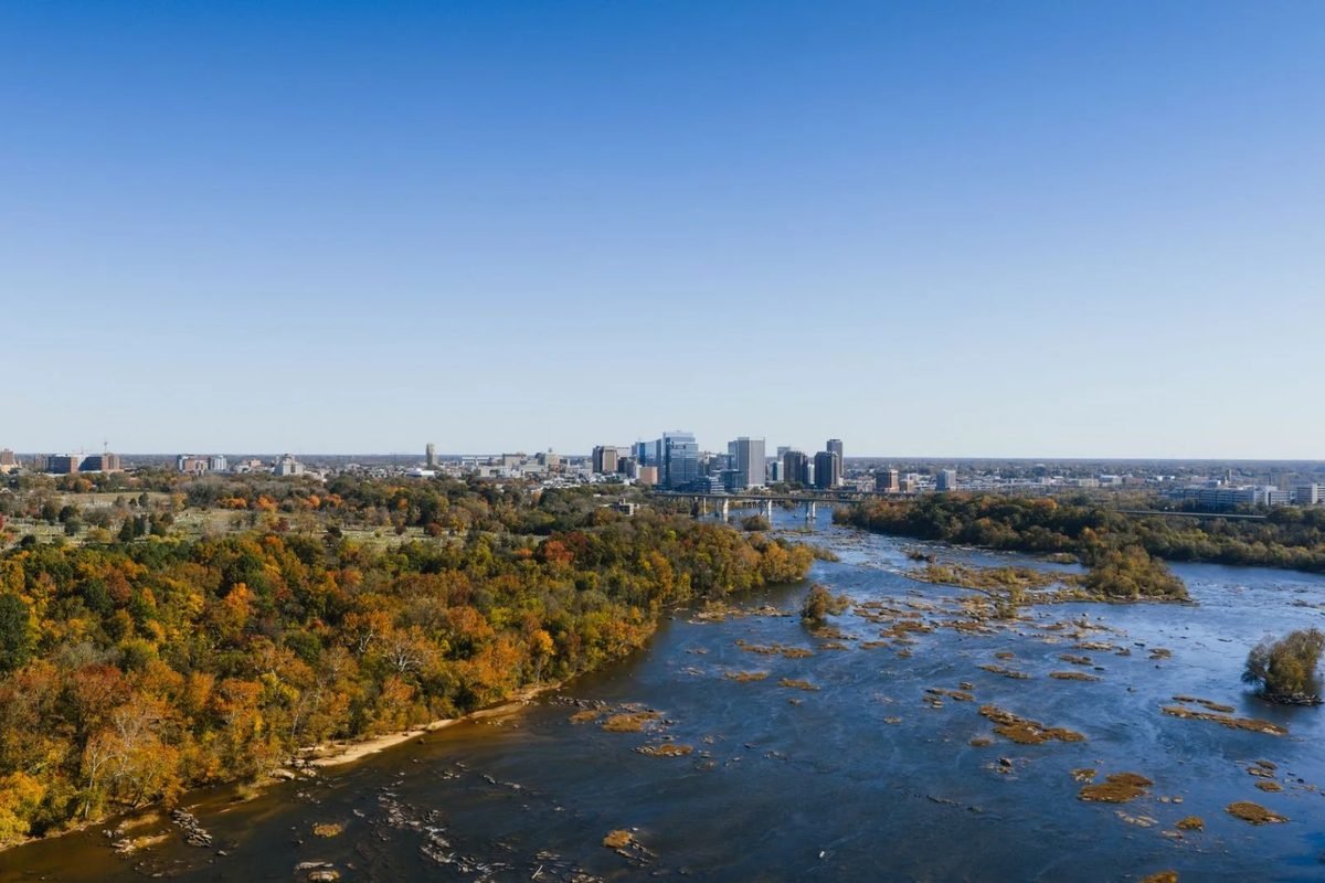 Los rápidos del río James y el horizonte de Richmond en otoño