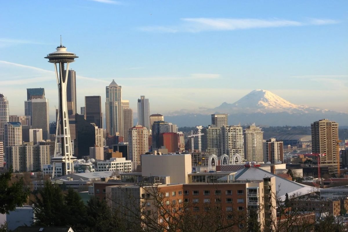 El horizonte de Seattle y la Space Needle, con el monte Rainier a lo lejos