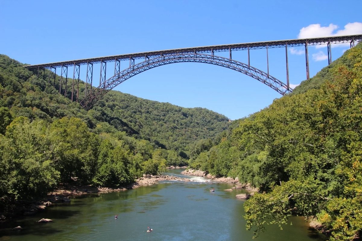 El puente New River Gorge sobre un valle verde con río