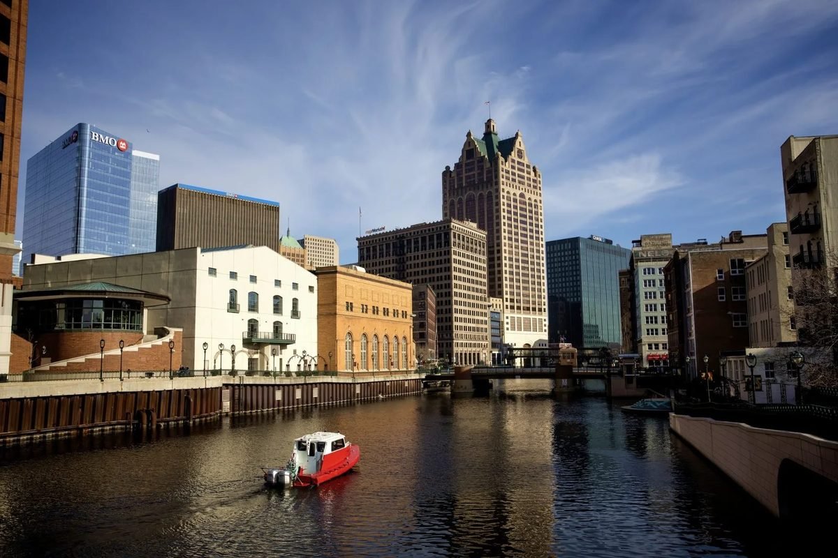 El río Milwaukee y los edificios del centro a lo largo del RiverWalk